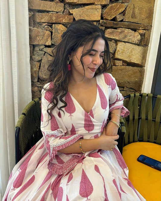 Anarkali kurta set with new style in saganeri  print