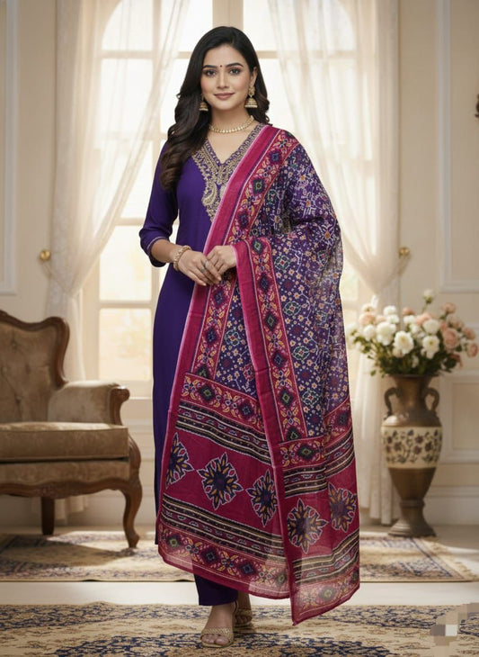 Rayon fabric heavy Zari workon nace  Kurti with Pant with cotton 100-100 Dupatta