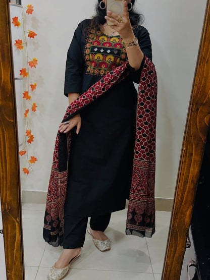 Beautiful Straight kurti pant dupatta set in Premium Rich Dhabu Cotton with original mirror in yoke with thread detailing paired with mulmul cotton dupatta