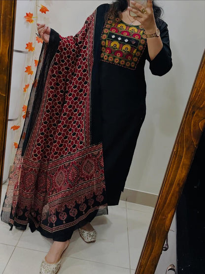 Beautiful Straight kurti pant dupatta set in Premium Rich Dhabu Cotton with original mirror in yoke with thread detailing paired with mulmul cotton dupatta